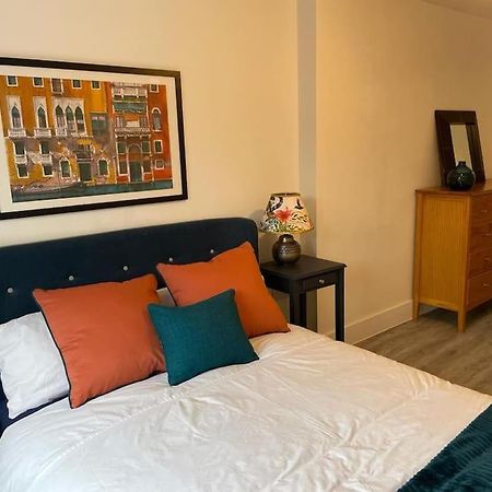 Stunning And Spacious 2Bed Flat In Central Woking Eksteriør billede