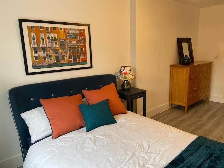 Stunning And Spacious 2Bed Flat In Central Woking Eksteriør billede