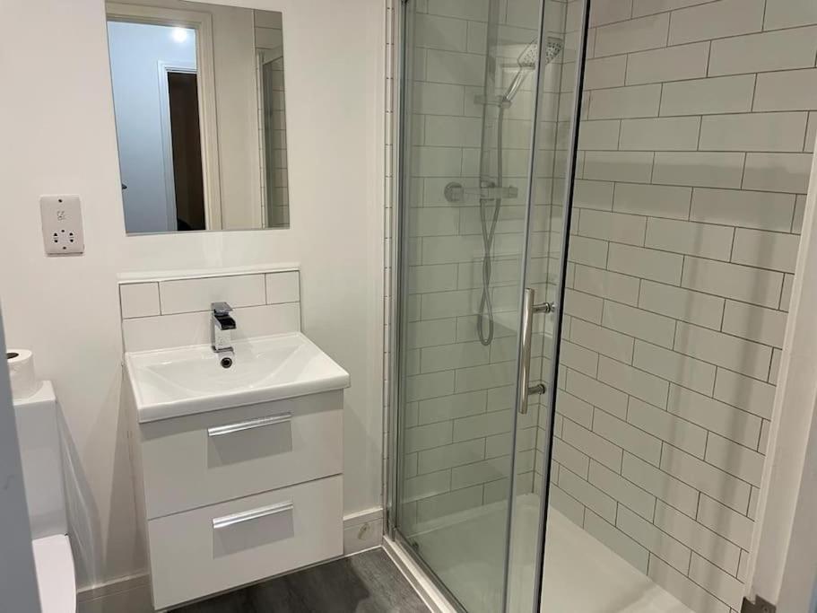 Stunning And Spacious 2Bed Flat In Central Woking Eksteriør billede