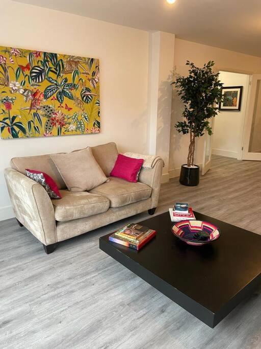Stunning And Spacious 2Bed Flat In Central Woking Eksteriør billede