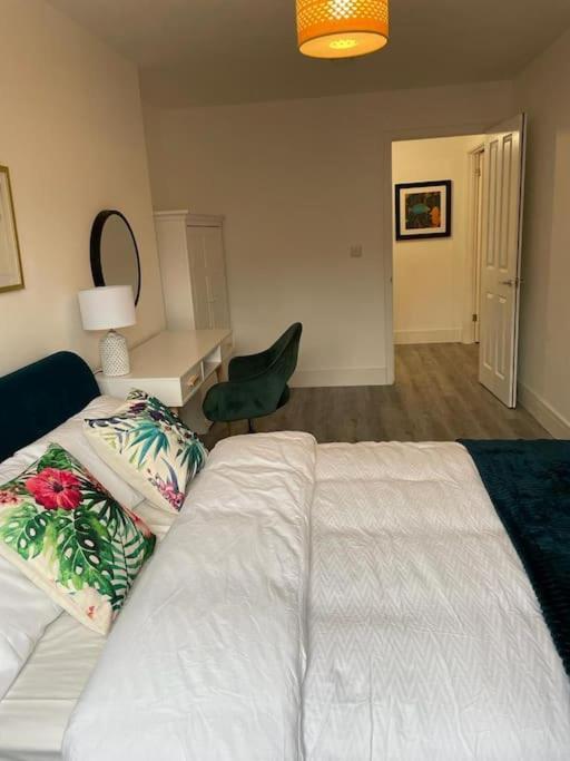 Stunning And Spacious 2Bed Flat In Central Woking Eksteriør billede