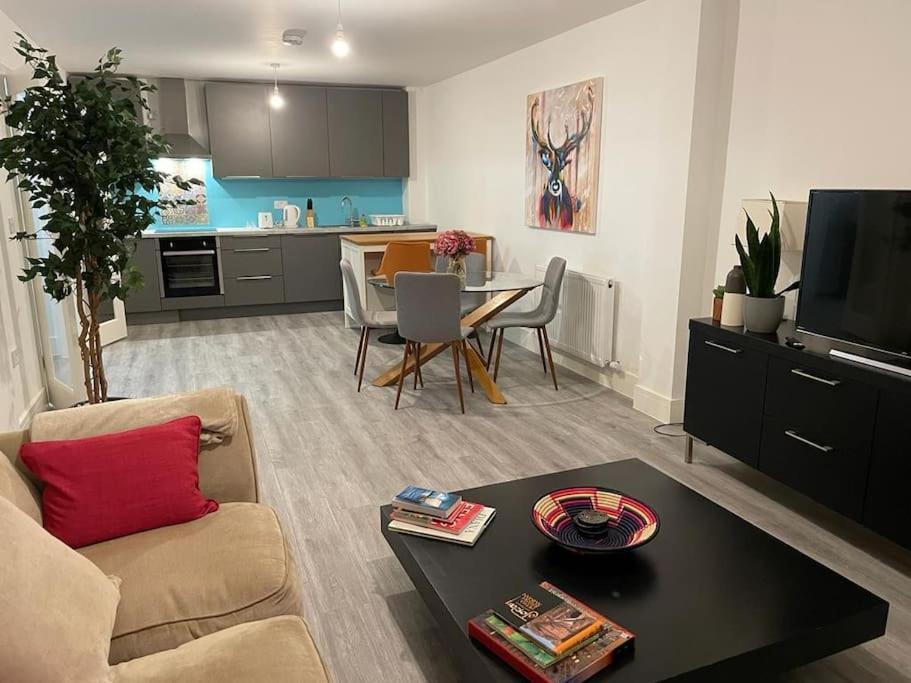 Stunning And Spacious 2Bed Flat In Central Woking Eksteriør billede