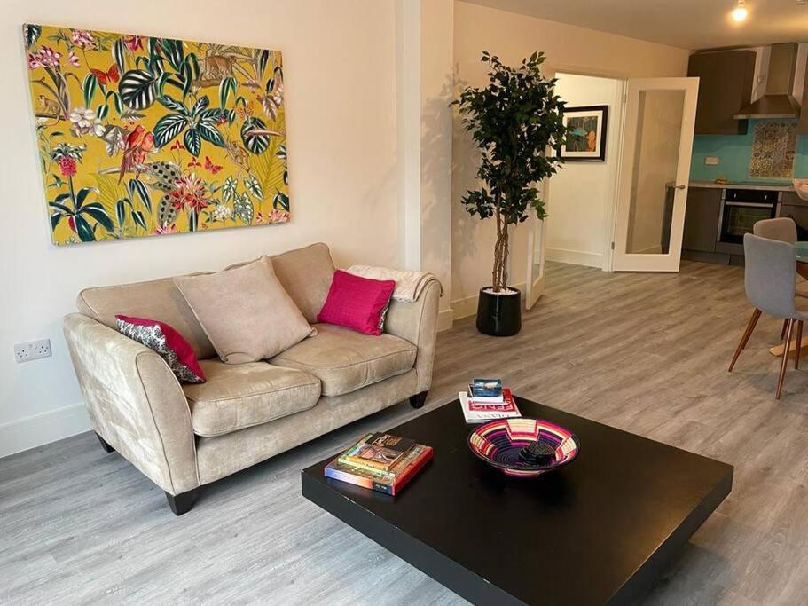 Stunning And Spacious 2Bed Flat In Central Woking Eksteriør billede