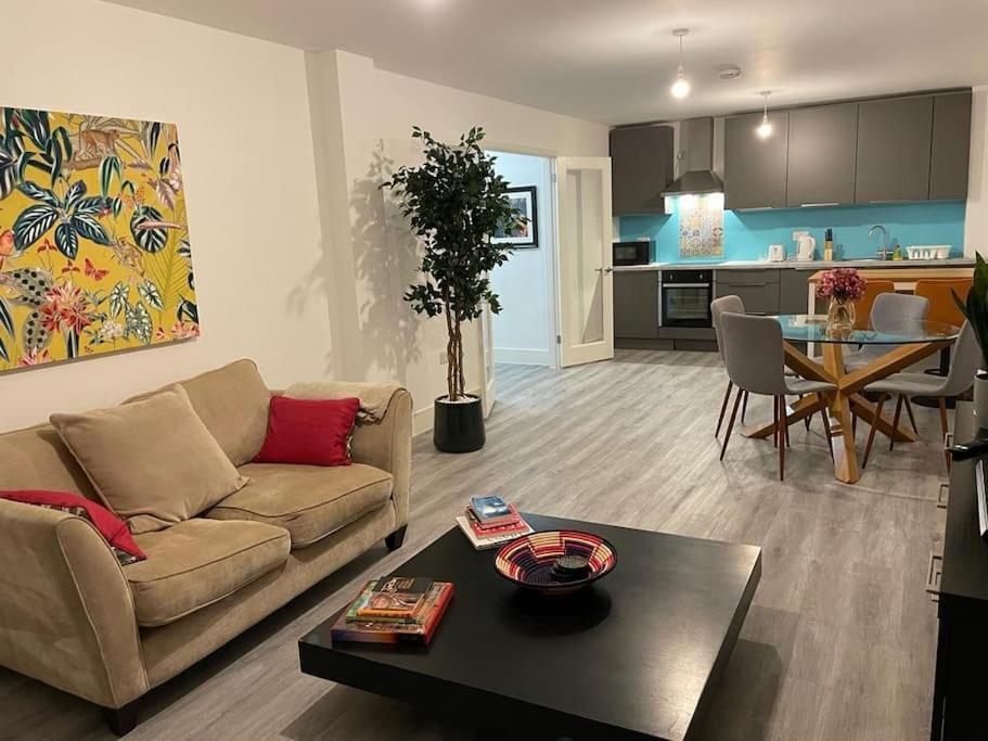 Stunning And Spacious 2Bed Flat In Central Woking Eksteriør billede
