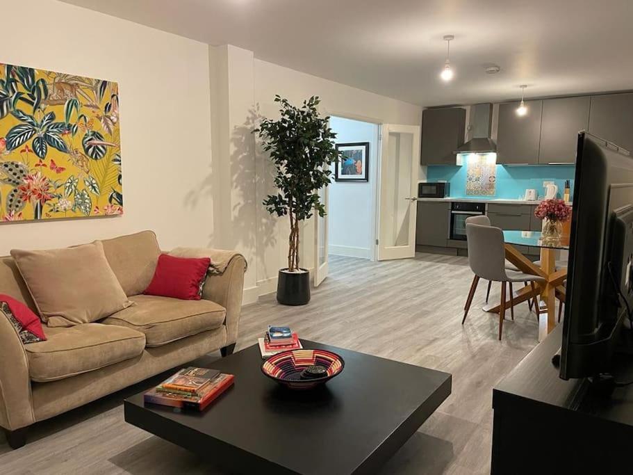 Stunning And Spacious 2Bed Flat In Central Woking Eksteriør billede